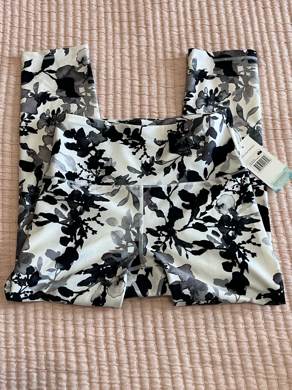 New Balance Collection Black and White Floral Flower cropped Leggings size small